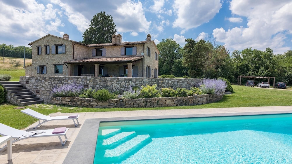 Villa Le Fontane 12 Emma Villas — 4-Star Luxury Hotel in Todi, Italy