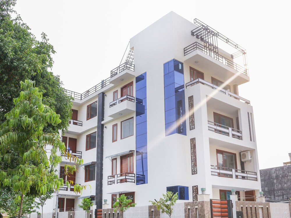 Oyo 14729 Noida Sky - last minute hotel in Noida