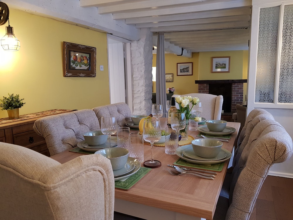 Cruck Cottage Gorgeous 300 Year Old Cottage Mins from North Yorkshire Moors Steam Trains and Picturesque Pickering — 4-Star Luxury Hotel in Pickering, United Kingdom