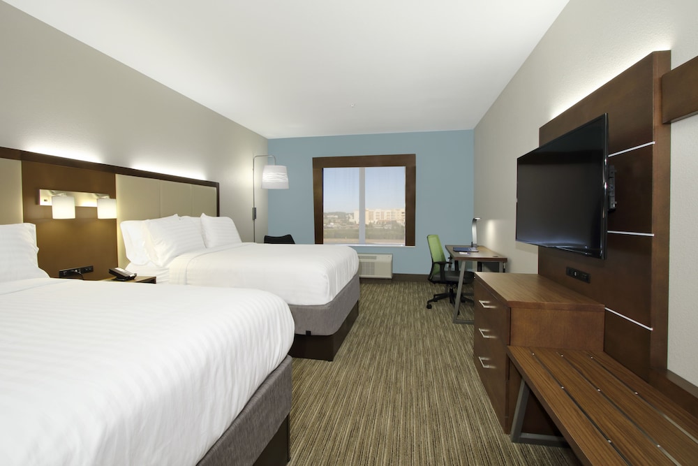 Holiday Inn Express & Suites Columbus North an IHG Hotel - photo 2