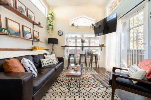 Rustic Escape Fireplace BBQ Grill & Scenic Views — 4-Star Luxury Hotel in Woodland Park, United States