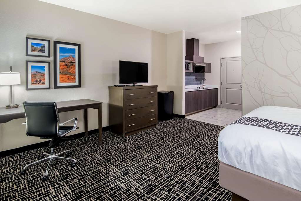 La Quinta Inn & Suites by Wyndham Pampa - photo 59