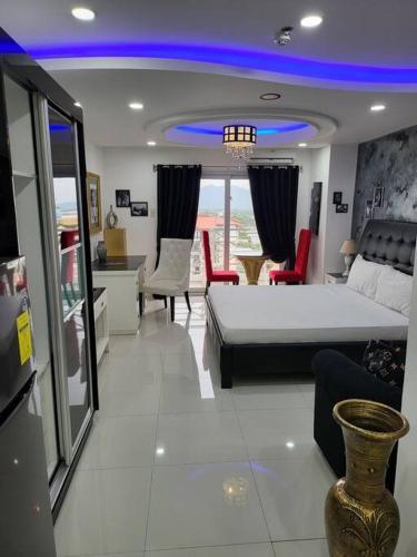 Sheryll Escapes Kandi Palace Posh 9th floor new studio with King bed and housekeeping in Angeles City, Philippines