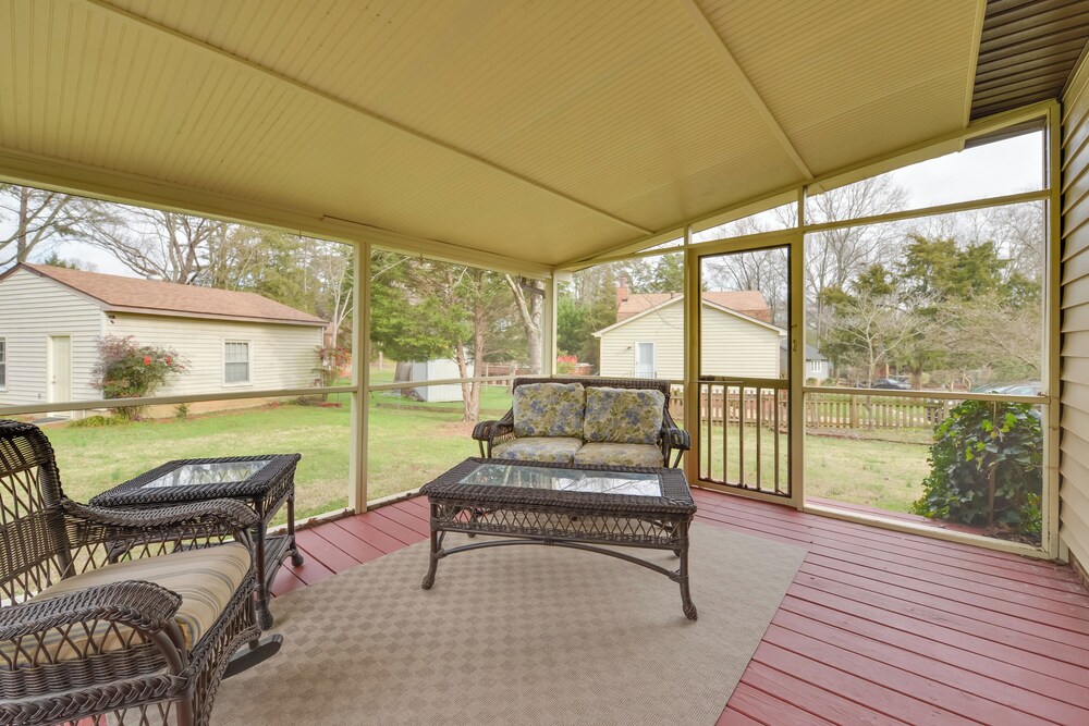 Cozy Home with Fenced Yard Less Than 1 Mi Downtown Matthews — 4-Star Luxury Hotel in Charlotte, United States