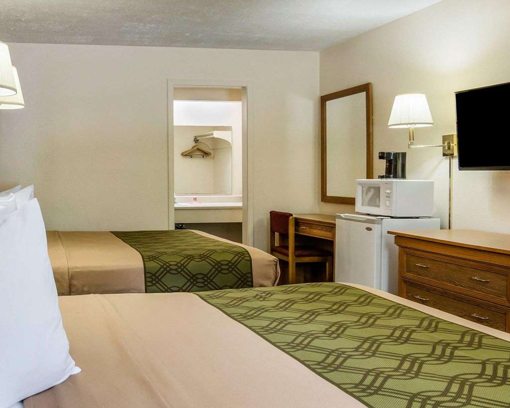 Econo Lodge Lawrence near University - photo 18