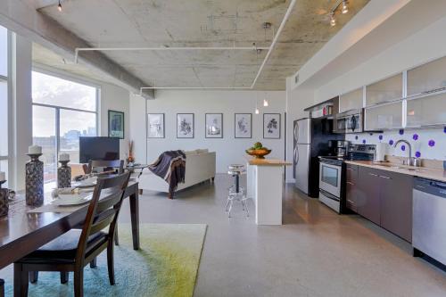 Spectacular Views in Contemporary Two Story Condo — 4-Star Luxury Hotel in Nashville, United States