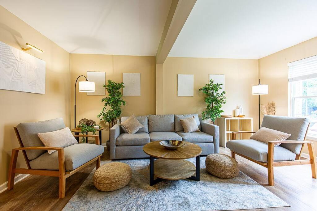 The Nest at Harmony Woods: Lux DC getaway office — hotel in Germantown