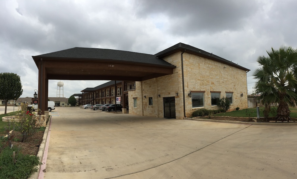Pearsall Inn & Suites - photo 35