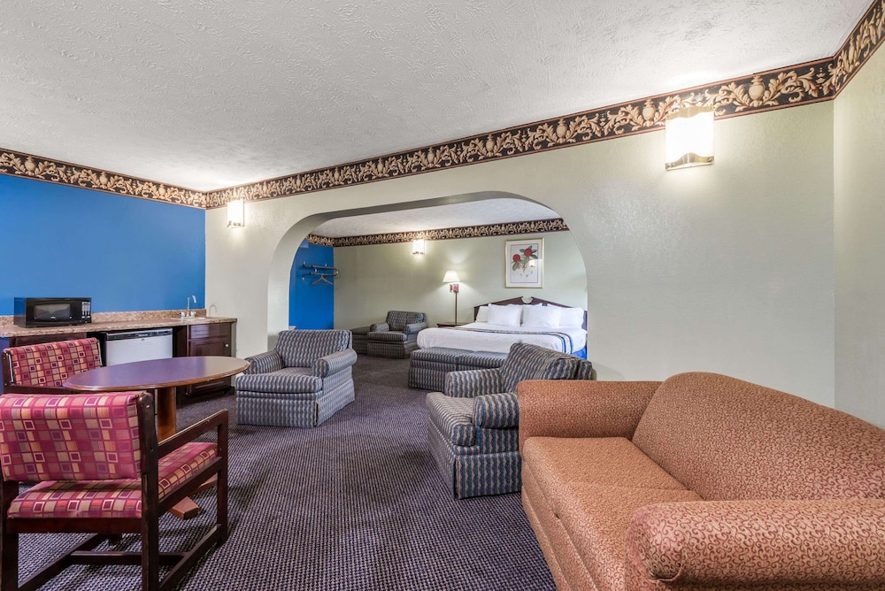 Days Inn & Suites by Wyndham Youngstown Girard Ohio - photo 18