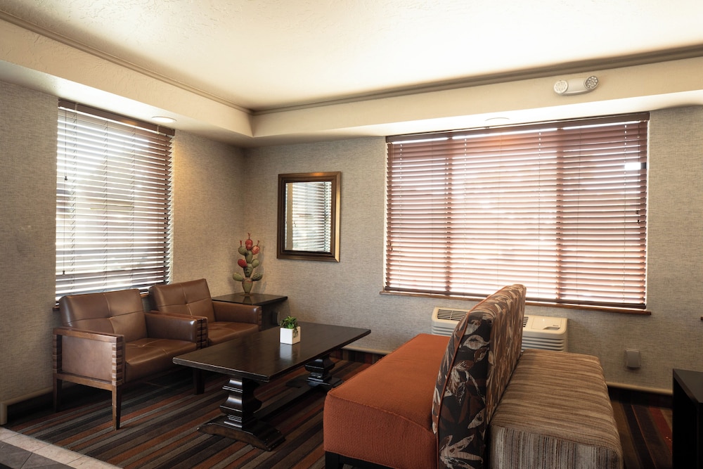 Oxford Suites Lancaster - photo 3