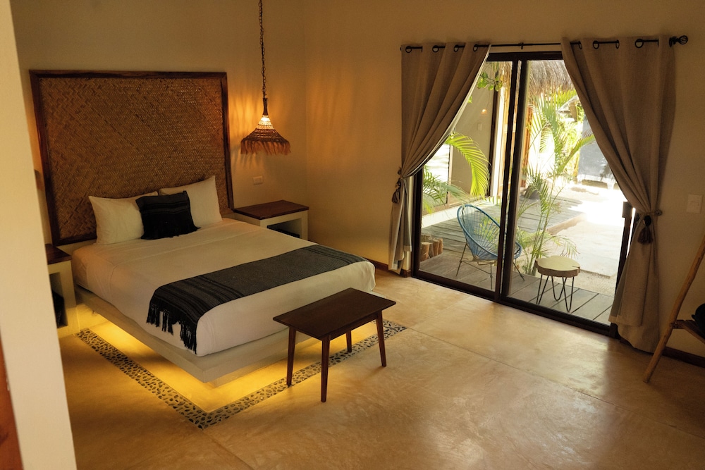 La Puerta Azul Beachfront Adults Only