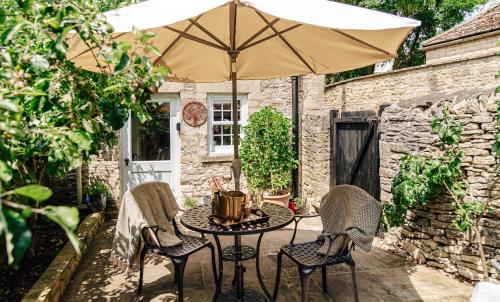 Delightful Cotswold Cottage for two Log Burner Garden & Dog Friendly — 4-Star Luxury Hotel in Northleach, United Kingdom