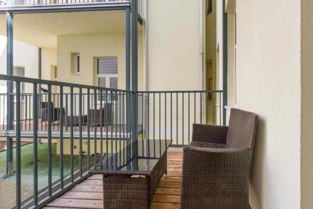 Two Bedroom Balcony Retreat for 4 Near Millennium Tower - carbon neutral hotel in Vienna