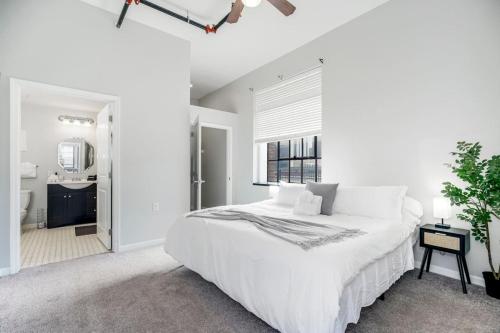 Chic 2BR Parking Rooftop Near Arrowhd & TMobile — 4-Star Luxury Hotel in Kansas City, United States