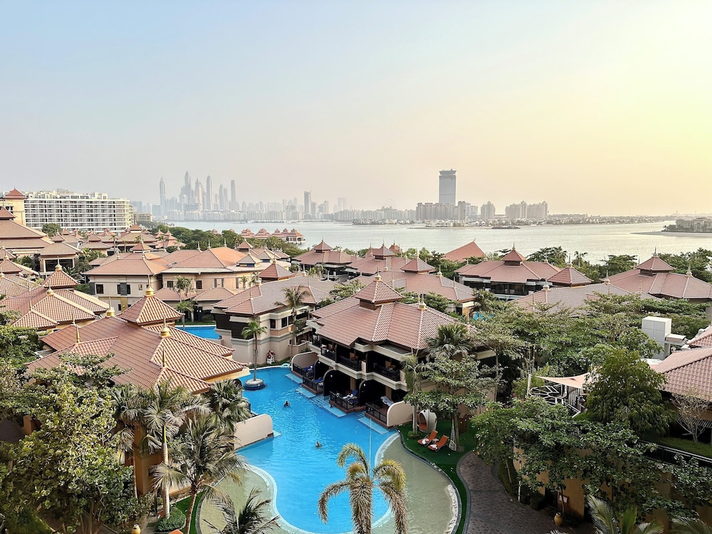 Lux BnB I Palm Jumeirah Resort I Palm Views — 4-Star Luxury Hotel in Dubai, United Arab Emirates