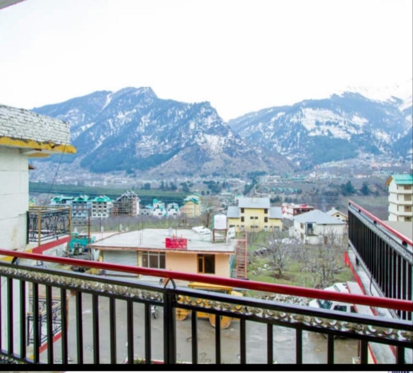Hotel O Simsa View - carbon neutral hotel in Manali