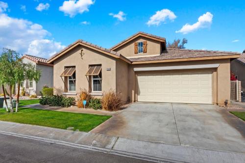 Walk to Festival Sleeps 8 on golf course Casa Lozano — 4-Star Luxury Hotel in Indio, United States