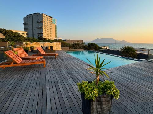 Infinity Stunning 1 bedroom apartment with sea & mountain views — 4-Star Luxury Hotel in Cape Town, South Africa