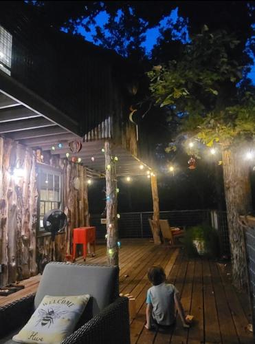 Magical Treehouse w spiral slide off the deck 350 acres on the Brazos River Tubing Petting Zoo — 4-Star Luxury Hotel in Weatherford, United States
