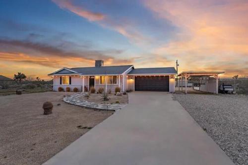 Maison YV Fire pit Desert Beauty A Location — 4-Star Luxury Hotel in Yucca Valley, United States