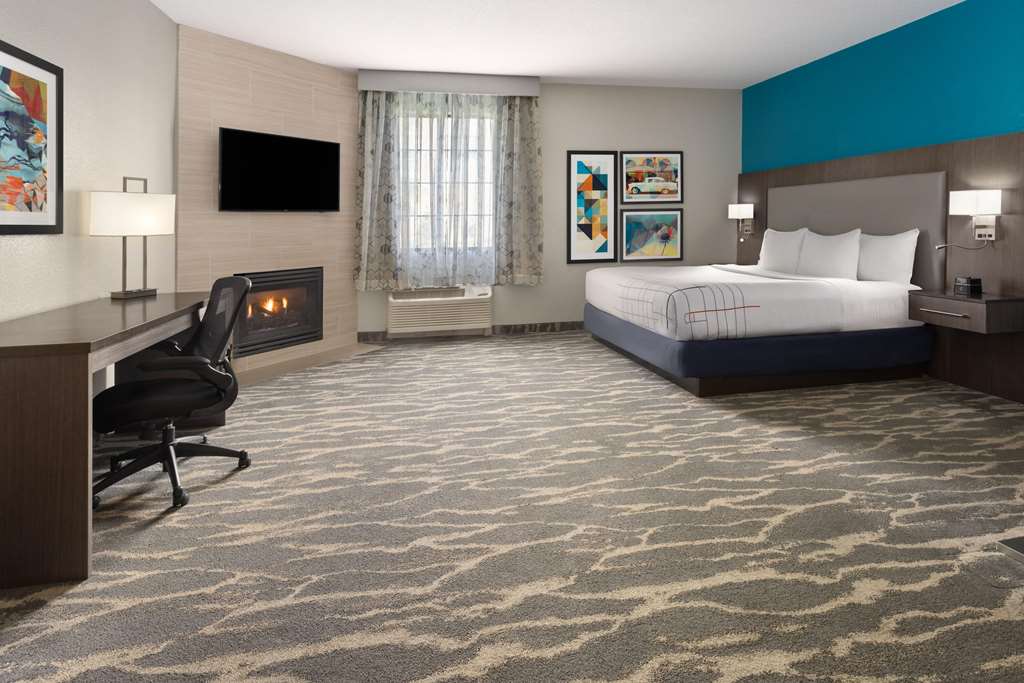 La Quinta Inn & Suites by Wyndham Kokomo - photo 17