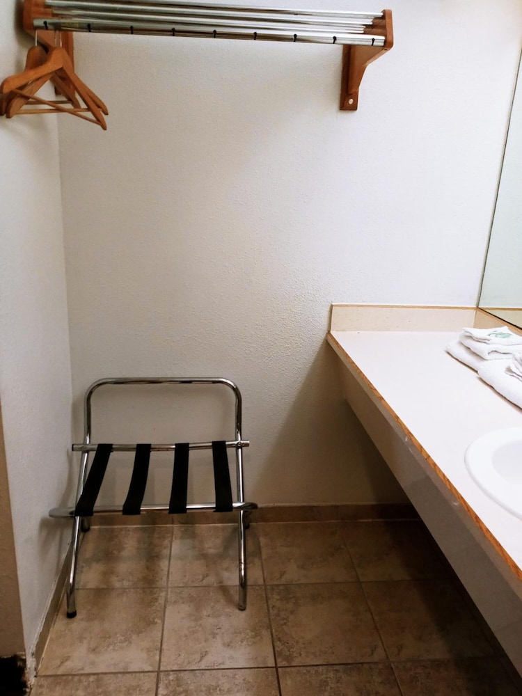 Centralia Inn - photo 10