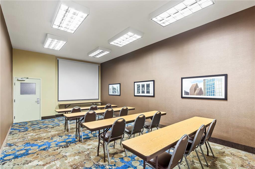 La Quinta Inn & Suites by Wyndham Houston Energy Corridor - photo 28