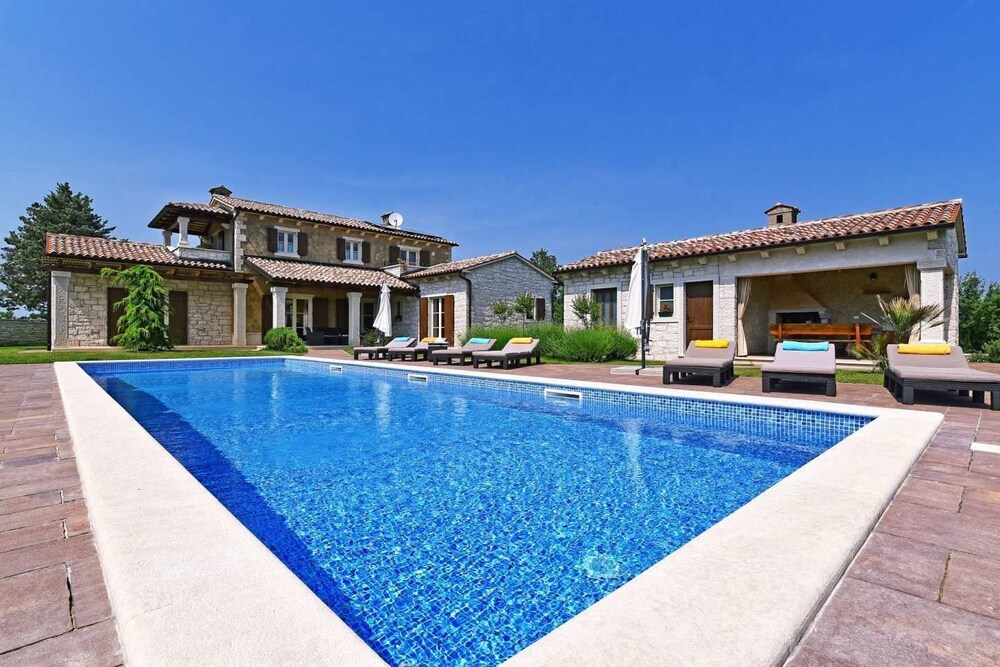 Rustic villa Stancija Martina with pool in Tinjan — 4-Star Luxury Hotel in Tinjan, Croatia