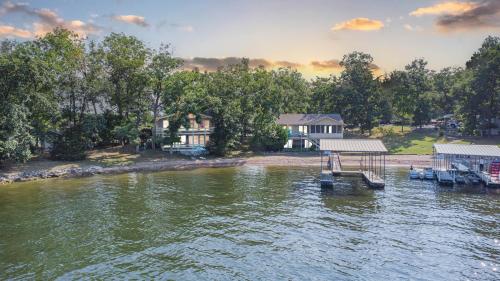 Vacation Home Mallard Water Front two king beds — 4-Star Luxury Hotel in Lake Ozark, United States