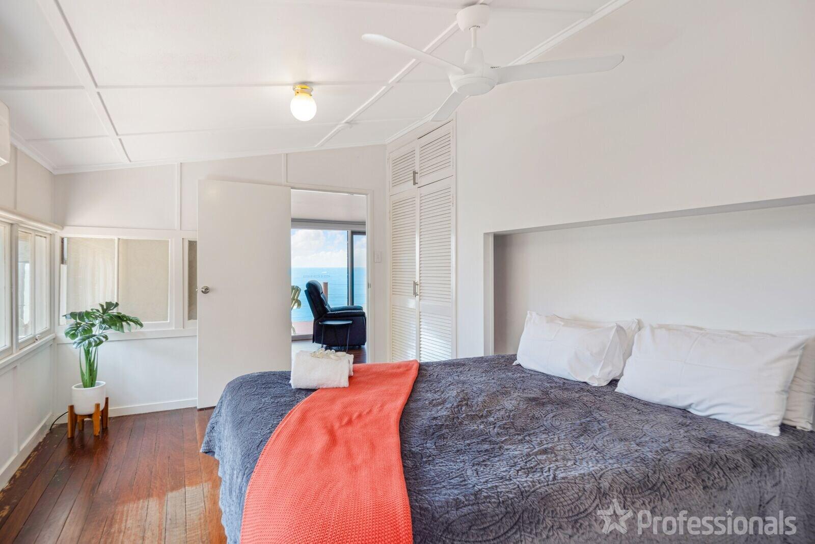Beachfront Holiday Cottage — 4-Star Luxury Hotel in Zilzie, Australia