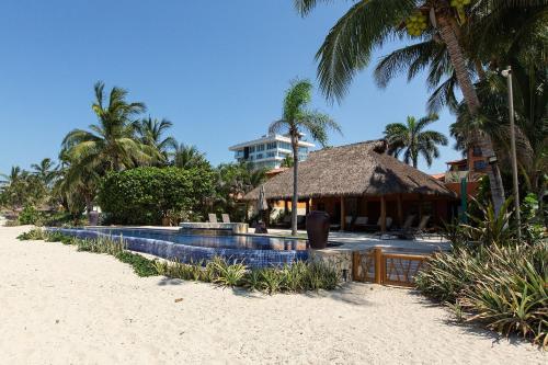 Zenzontle. Depto de 2 pisos frente a la playa in Bucerias, Mexico