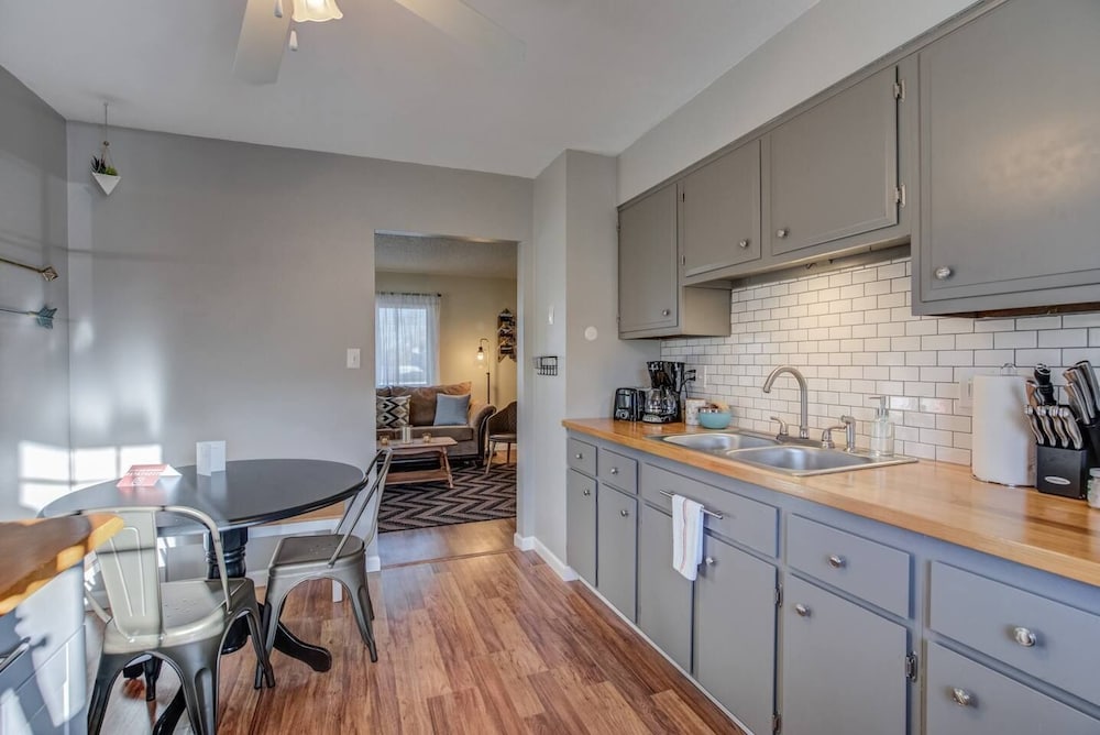 2BR Aptmt Parks Private Deck Mountain Views - photo 10