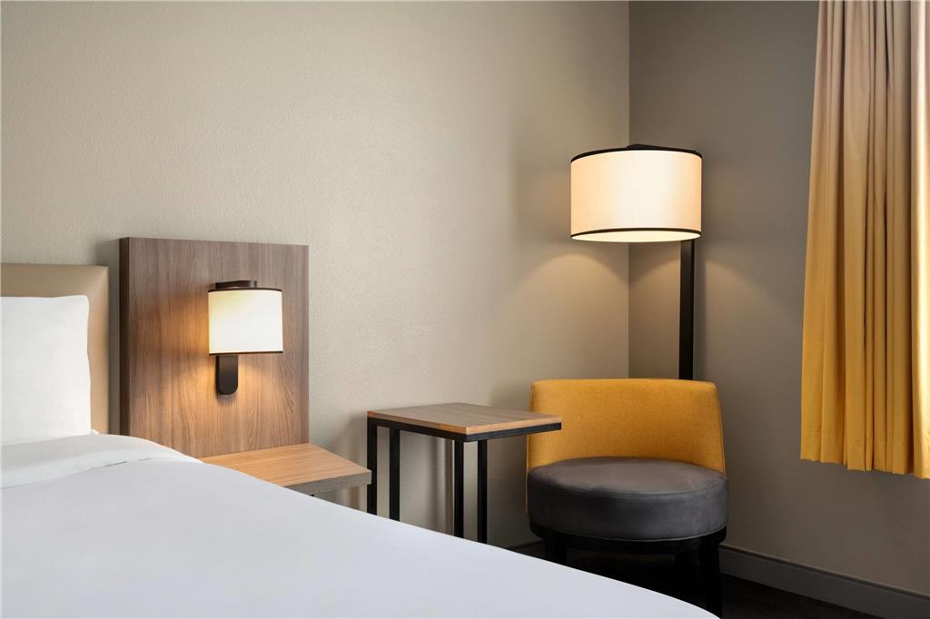 La Quinta Inn & Suites by Wyndham Montgomery - photo 20