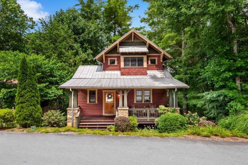 Winterberry Cottage Treetop Balcony and 5 Min to Downtown Black Mtn — 4-Star Luxury Hotel in Black Mountain, United States