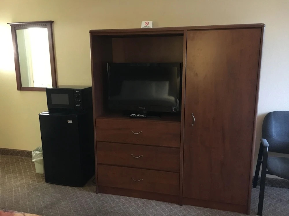 Hospitality Inn & Suites - photo 2