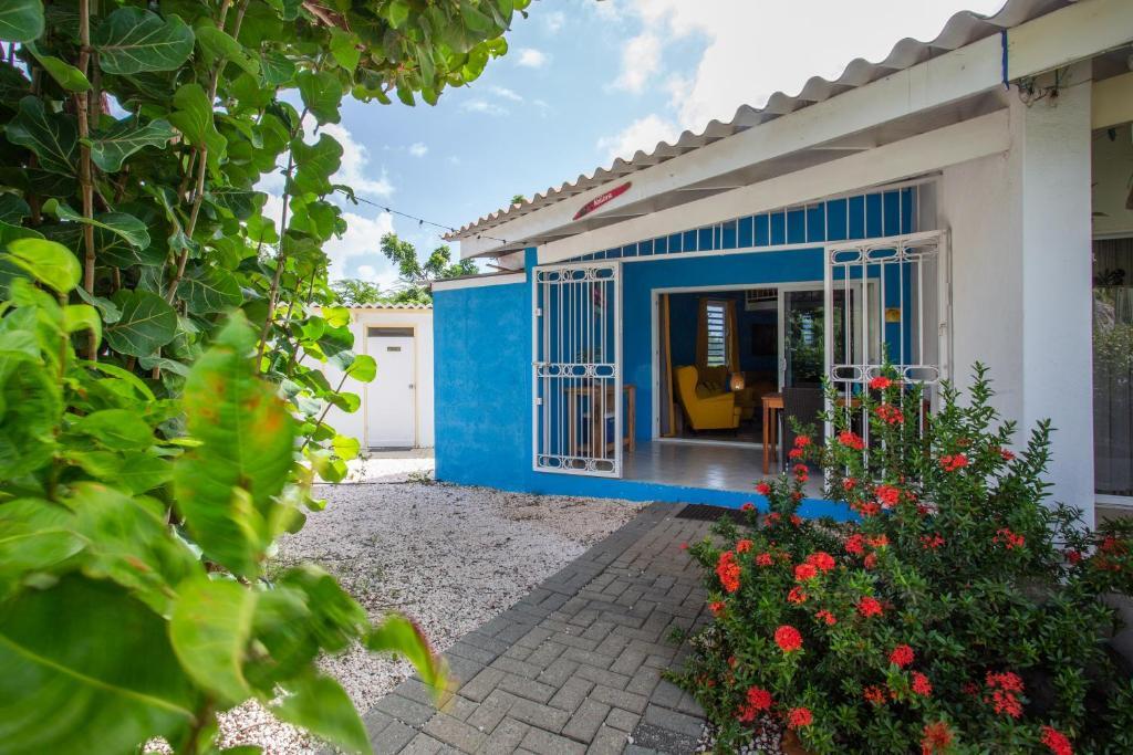Studio at the pool in tropical Resort Seru Coral with privacy and large pool in Willemstad, CURAÇAO