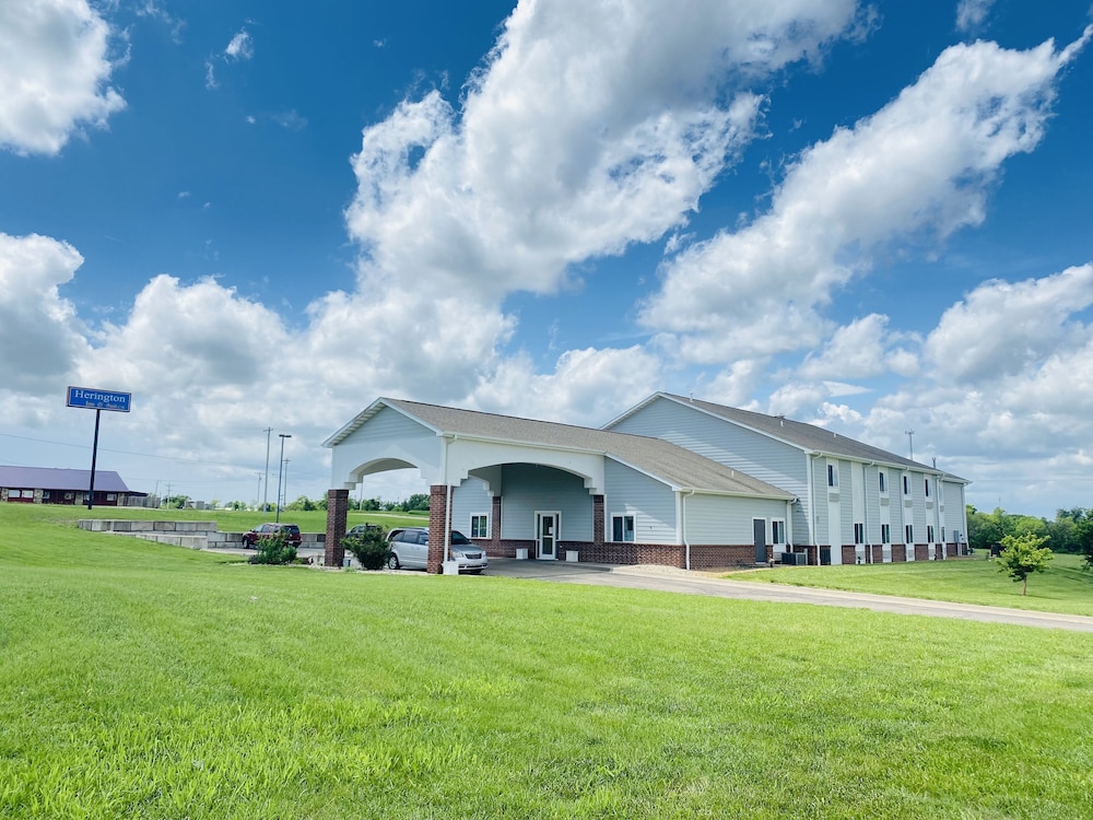 Herington Inn & Suites - photo 2