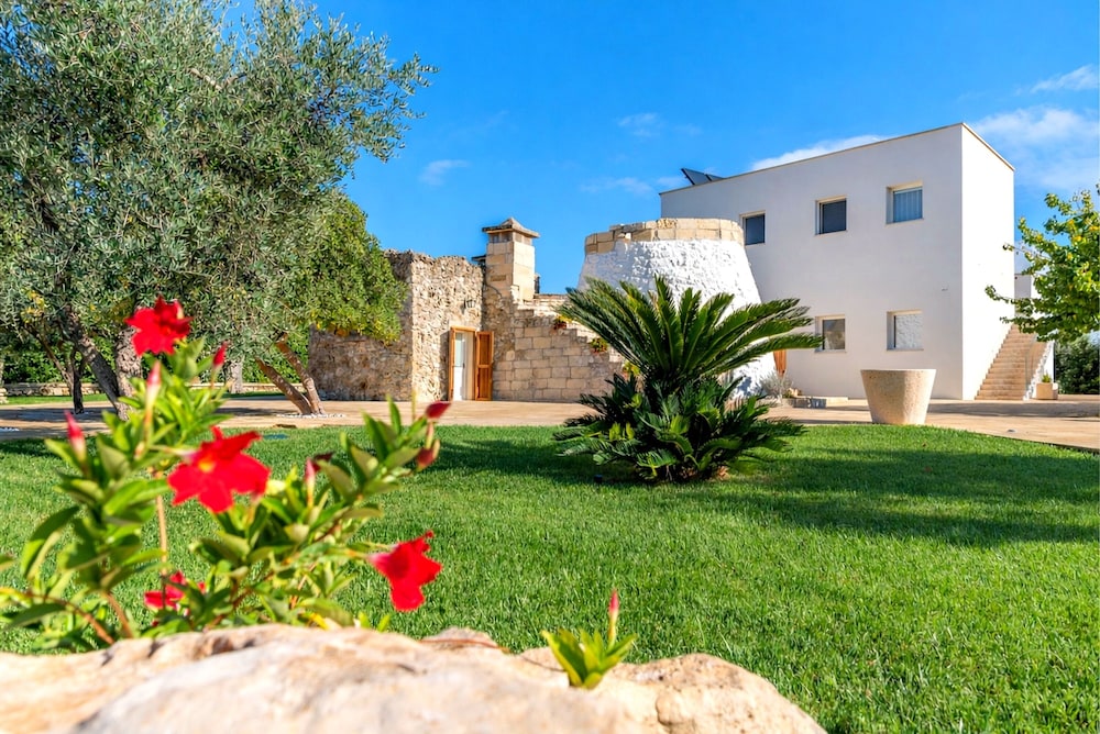 Lisària Villa Delle Meraviglie with pool — 4-Star Luxury Hotel in Castrignano De' Greci, Italy