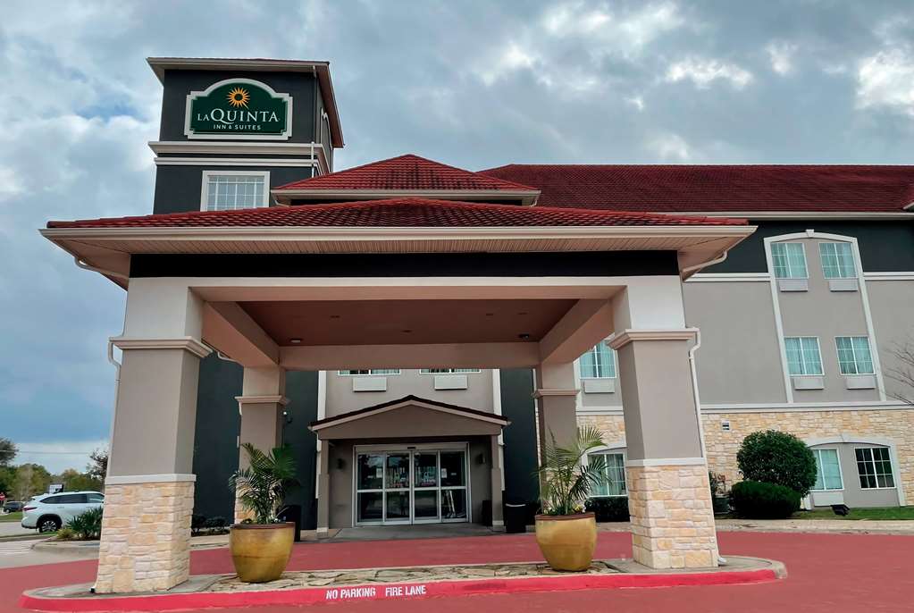 La Quinta Inn & Suites by Wyndham Waxahachie - photo 2