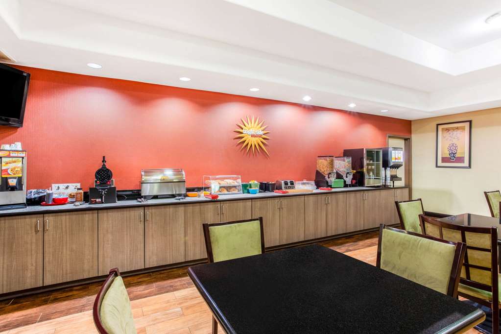 La Quinta Inn & Suites by Wyndham Ennis - photo 10