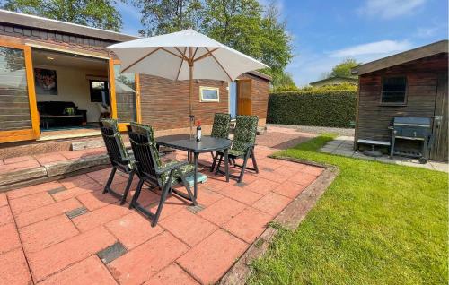 Pet Friendly Stacaravan In Tzummarum — hotel in Tzummarum