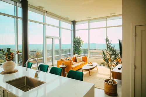 Luxury 2br Penthouse Apt in Central Halifax — 4-Star Luxury Hotel in Halifax, Canada