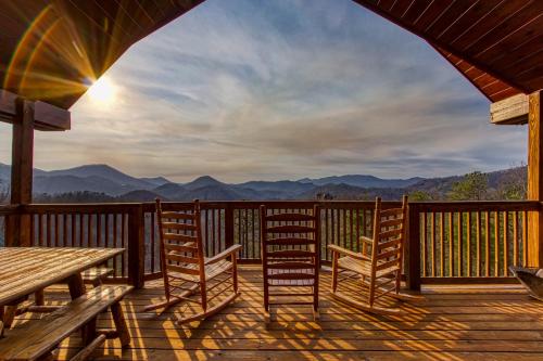Mountains 4 Miles Panoramic Views Hot Tub & Fire Pit near Pigeon Forge — 4-Star Luxury Hotel in Sevierville, United States
