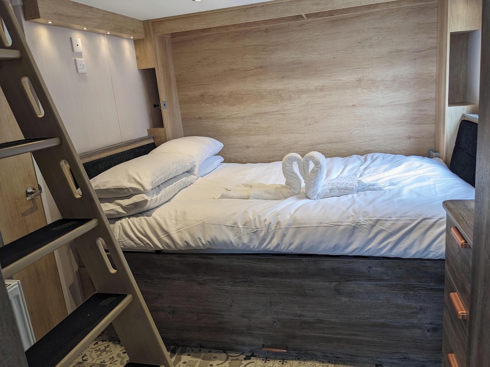 Woods Meadow Glamping — West Malling — photo 5