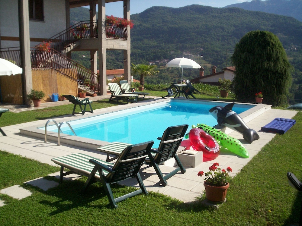 B&B Da Franca — 4-Star Luxury Hotel in Camporgiano, Italy