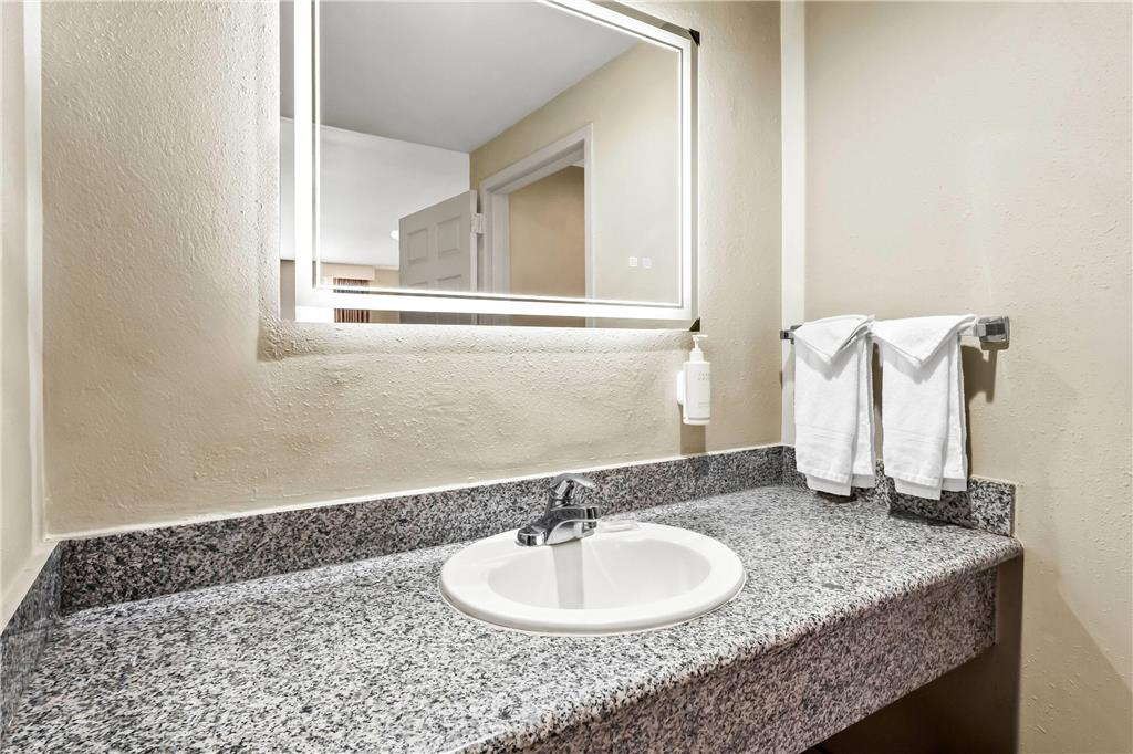 Days Inn by Wyndham Fontana Rialto - photo 26