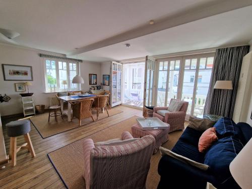 Strandvillen Binz Ferienwohnung mit 2 Schlafzimmern und Balkon AH 720 — 4-Star Luxury Hotel in Ostseebad Binz, Germany