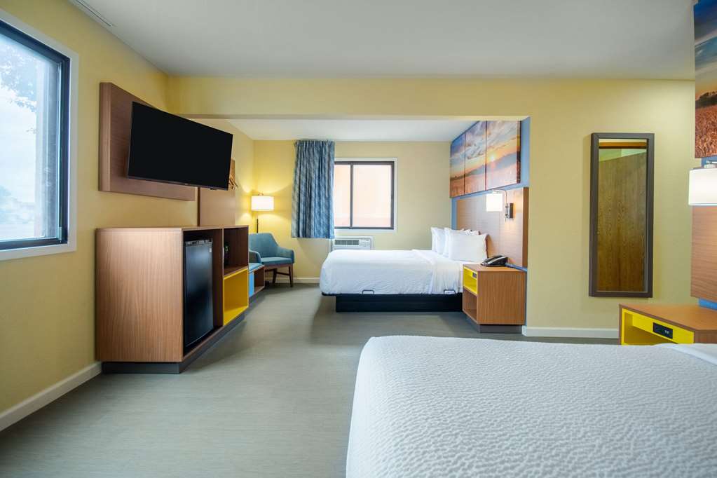 Days Inn & Suites by Wyndham Waterloo - photo 23