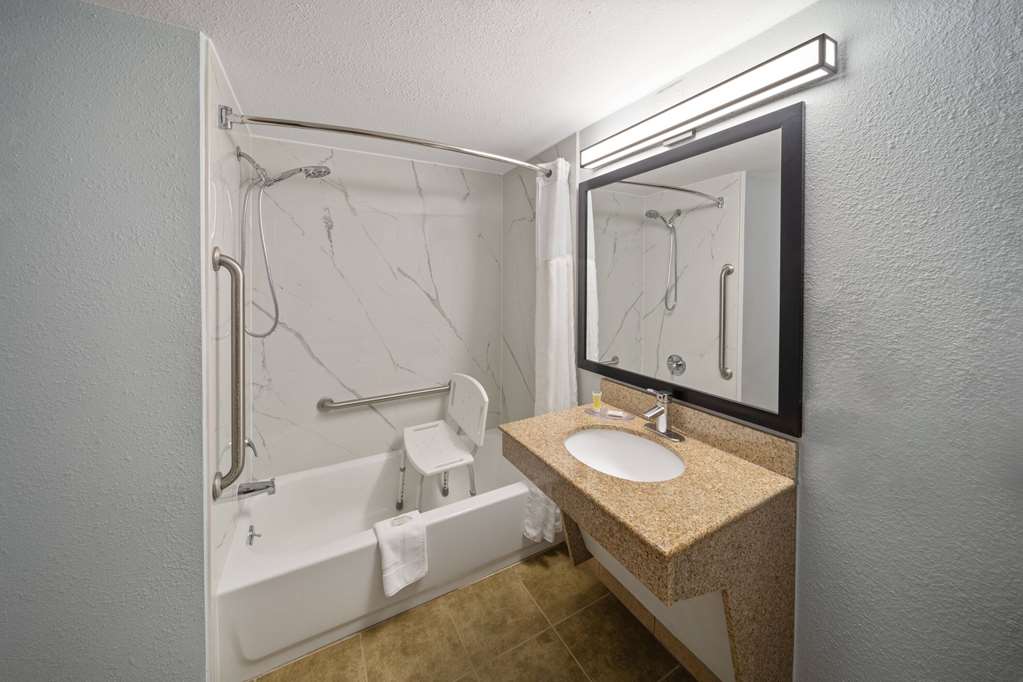Super 8 by Wyndham Alexandria LA - photo 13