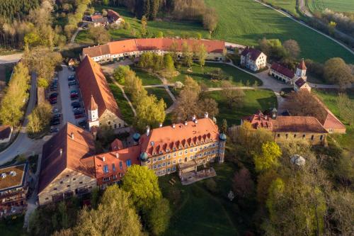 Naturschlosshotel Blumenthal — hotel in Aichach